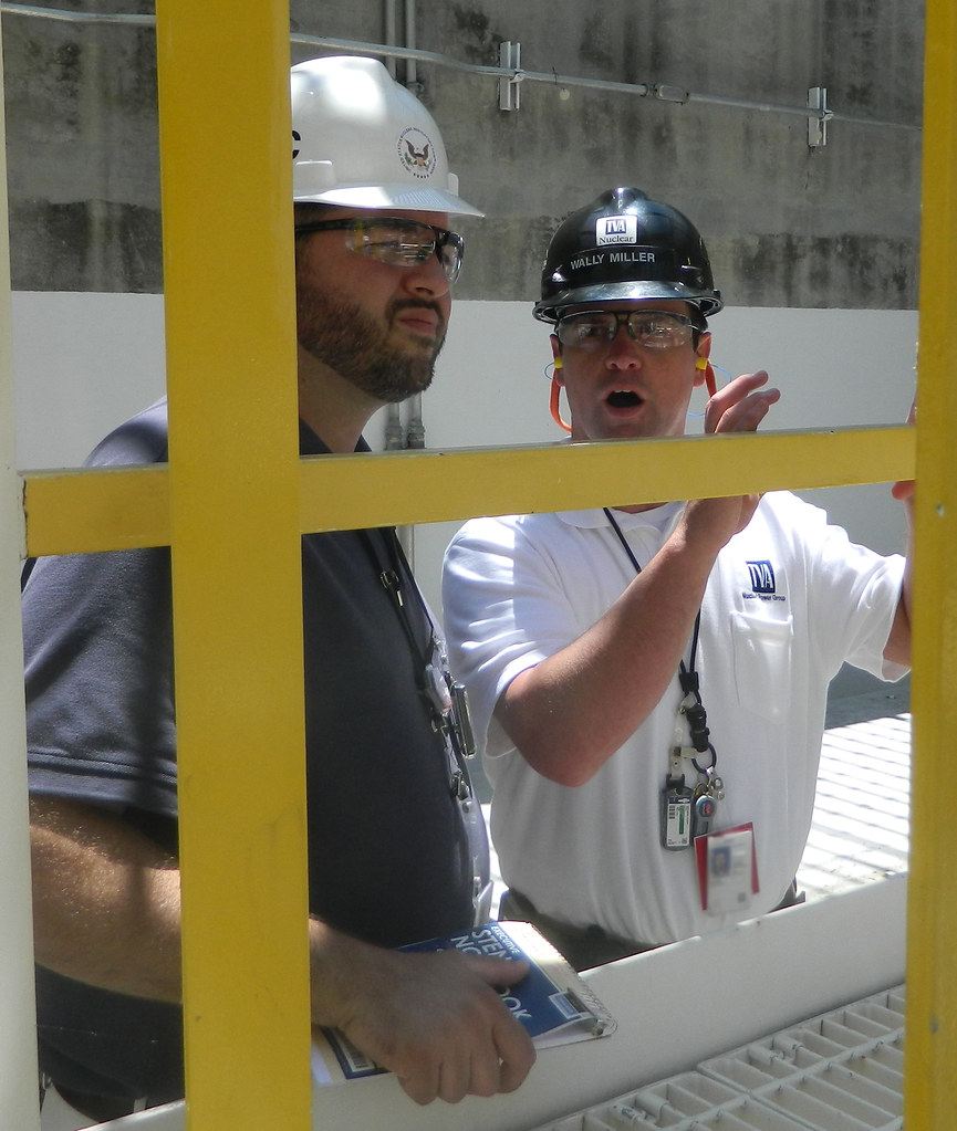Trabajador realizando inspección técnica industrial